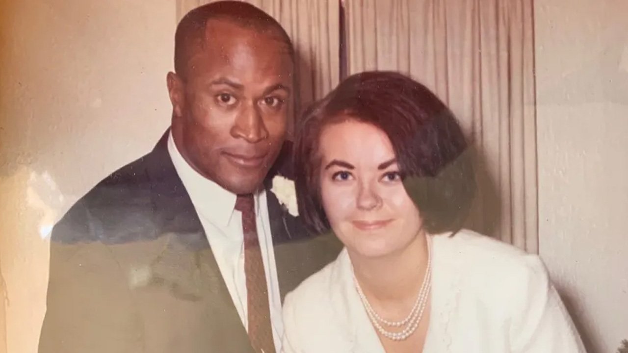 How Noel Mickelson Met John Amos
